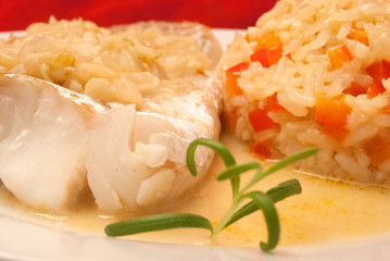 Kabeljau-Filet mit Paprika-Reis und Weißwein-Sauce