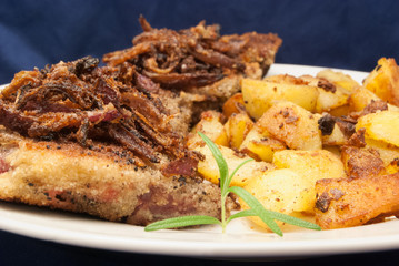 Schweinekotelett mit Röstzwiebeln und Bratkartoffeln