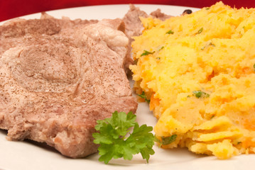 Schweinekotelett mit Kartoffel-Wurzel-Stampf