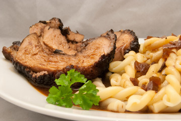 Marinierte Putenoberkeule mit Pasta und Sauce