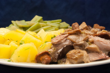 Putenoberkeule mit Bohnen und Kartoffeln