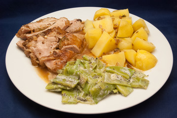 Putenoberkeule mit Bohnen und Salzkartoffeln