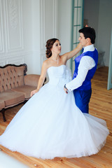 Fototapeta premium bride dancing with the groom in the room