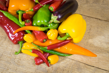 Frisches Gemüse mit Schärfe auf altem Holztisch