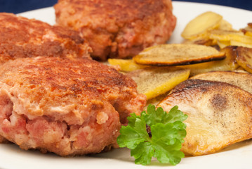 Speckfrikadellen mit Bratkartoffeln