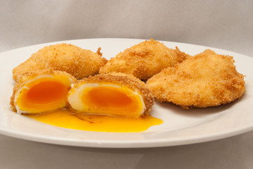 Panierte, verlorene Eier