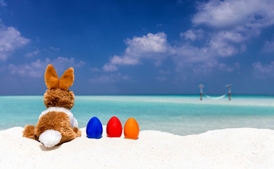 Osterhase und Ostereier am tropischen Strand
