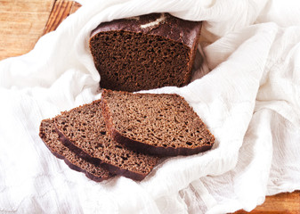 Dark rye bread on white napkin