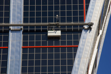 Estructura para limpiar los cristales del rascacielos