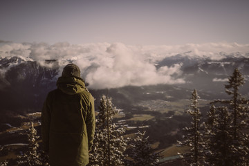 junger Mann in den Alpen