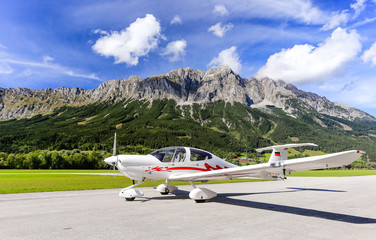 DA40 in front of th grimming