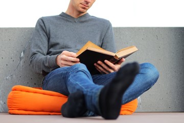 Fototapeta premium buch lesen draussen sitzkissen III