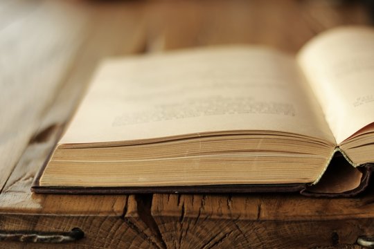 aufgeschlagenes buch auf holztisch II