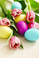 Obraz na płótnie Canvas Easter eggs and fresh tulips
