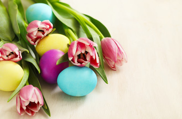 Obraz na płótnie Canvas Easter eggs and fresh tulips