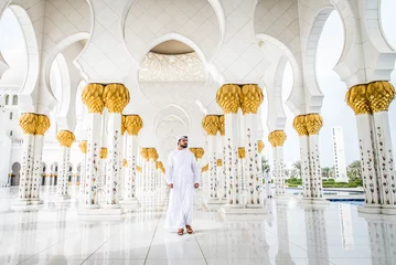 Foto op Canvas Arabische man in de Sheikh Zayed-moskee © oneinchpunch