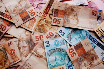 Monte de dinheiro com notas de 100 e 50