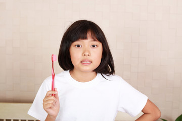 歯ブラシを持つ笑顔の女の子
