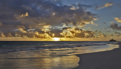 Fototapeta na wymiar Island sunrise skies on tropical beach