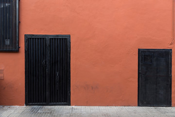 Mediterrane Fassade mit Tür und Fenster