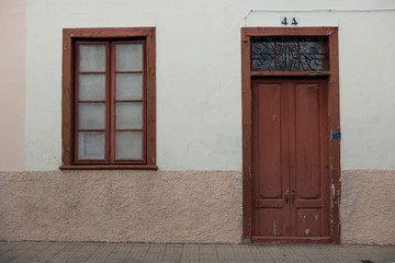 Mediterrane Fassade mit Tür und Fenster