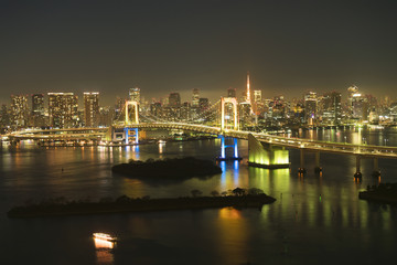 東京タイムラプス　夜景　虹色 レインボーブリッジと東京タワー　都心の高層ビル群