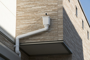 住宅設備　雨とい　雨トイ　外壁　バルコニーからのドレンパイプあり