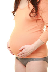 お腹を触る臨月の妊婦