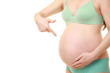 お腹を指差す臨月の妊婦