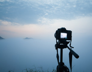 Installing the camera on a tripod to shoot the sunrise in the morning.