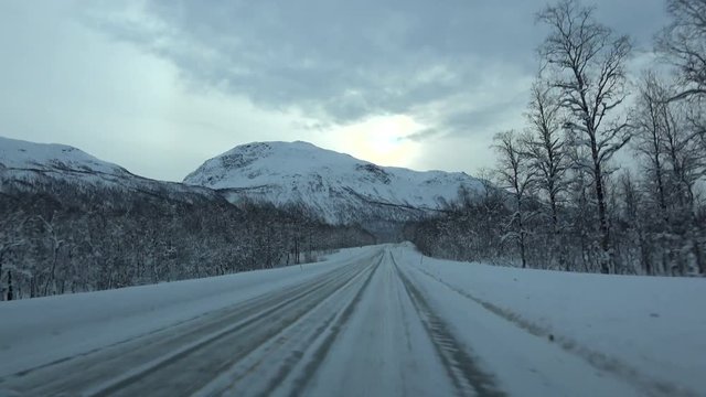 Fahrt auf der E6 Richtung Narvik, Norwegen
