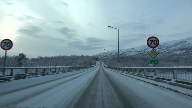 Fahrt auf der E6 Richtung Narvik, Norwegen
