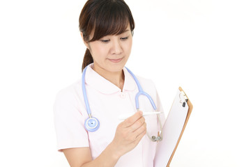 体温計を持つ看護師