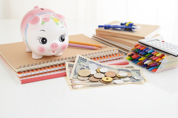 豚の貯金箱とお金