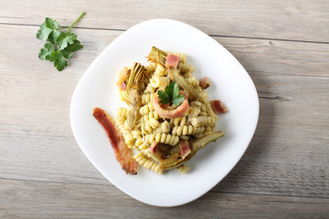 Pasta with artichoke cream and bacon