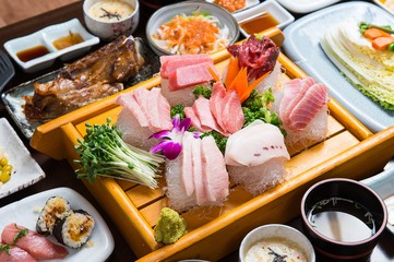 sliced raw tuna	