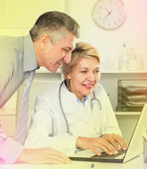 Obraz premium Manager and doctor reading news