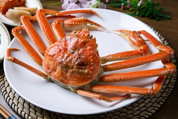 Steamed Snow Crab