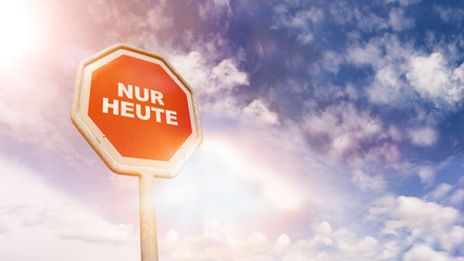 Nur heute auf rotem Stoppschild vor blauem Wolkenhimmel