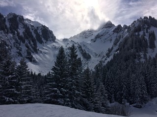 sommet des alpes enneigé