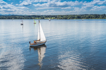 Fototapeta premium Segelboote segeln im Starnberger See in Bayern