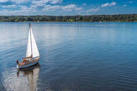 Segelboote treiben im Starnberger See in Bayern