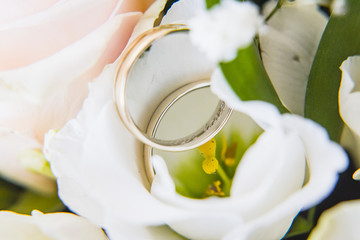 Obraz premium Obrączki w kwiatach