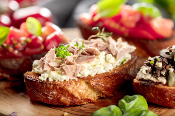 Frische selbstgemachte bruschetta brote