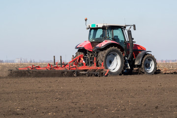 Obraz premium Tractor preparing land