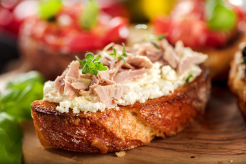 Frische selbstgemachte bruschetta brote
