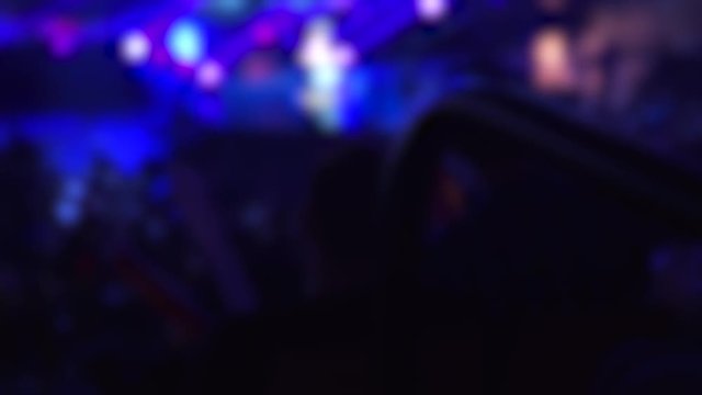 Menschen klatschen im Stadion
