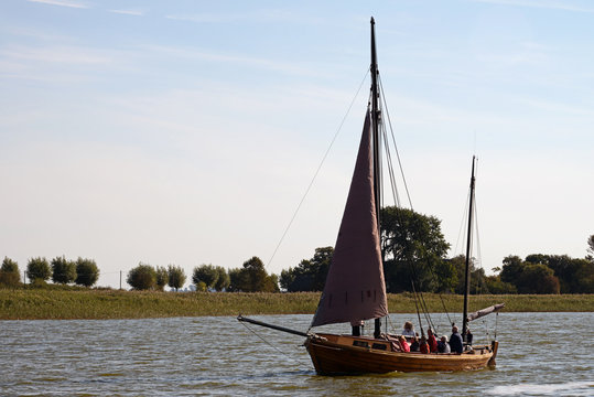Fototapeta Historisches Bodden Boot im Hafen von Wustrow
