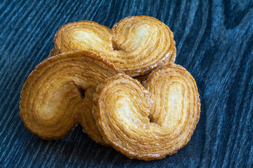 Gâteaux palmiers isolés sur fond noir