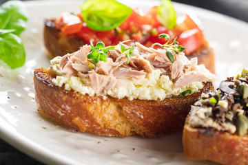Frische selbstgemachte bruschetta brote